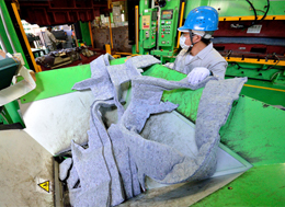 リサイクル繊維を利用した防音材の製造（東九州工場・静岡工場）